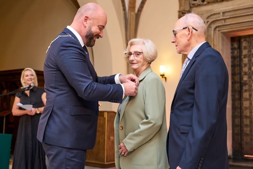 Pary małżeńskie z długoletnim stażem uhonorowane odznaczeniami, uroczystość we wrocławskim ratuszu.