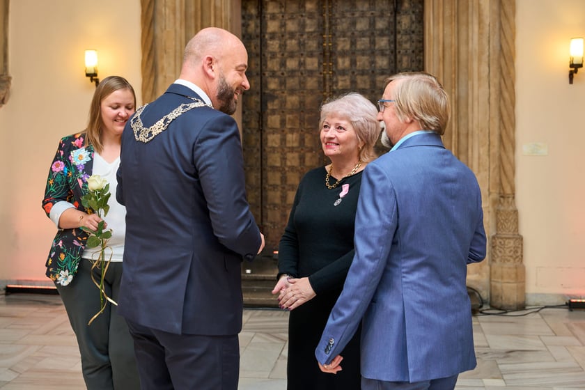 Pary małżeńskie z długoletnim stażem uhonorowane odznaczeniami, uroczystość we wrocławskim ratuszu.