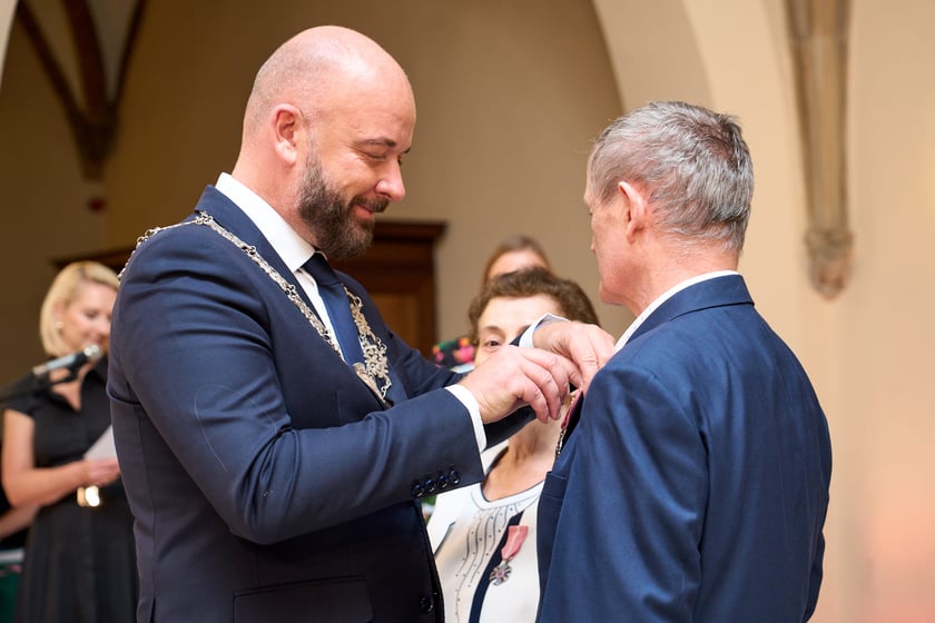 Pary małżeńskie z długoletnim stażem uhonorowane odznaczeniami, uroczystość we wrocławskim ratuszu.