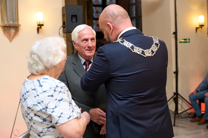 Pary małżeńskie z długoletnim stażem uhonorowane odznaczeniami, uroczystość we wrocławskim ratuszu.