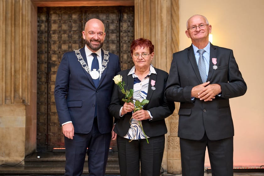 Pary małżeńskie z długoletnim stażem uhonorowane odznaczeniami, uroczystość we wrocławskim ratuszu.