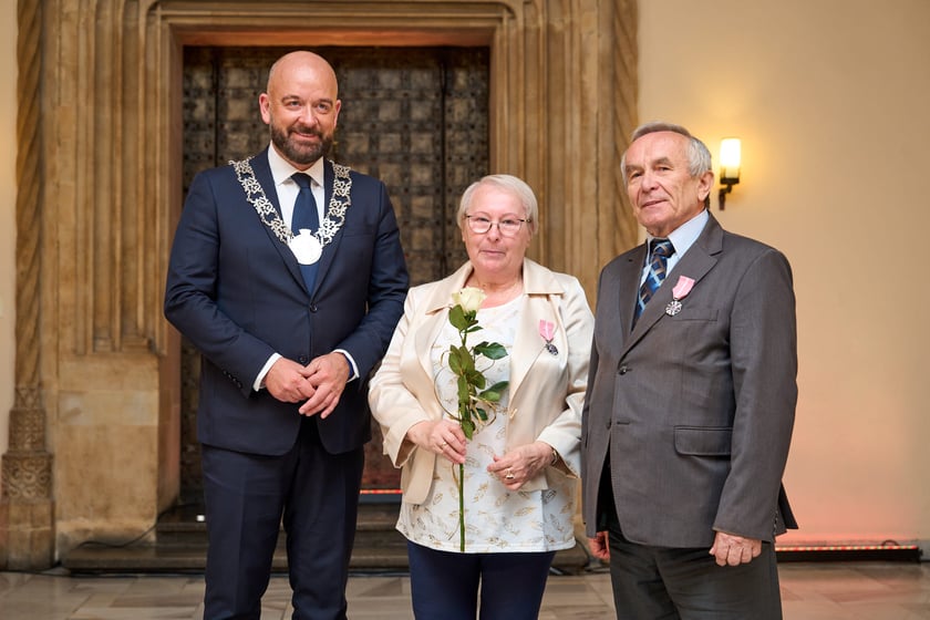Pary małżeńskie z długoletnim stażem uhonorowane odznaczeniami, uroczystość we wrocławskim ratuszu.