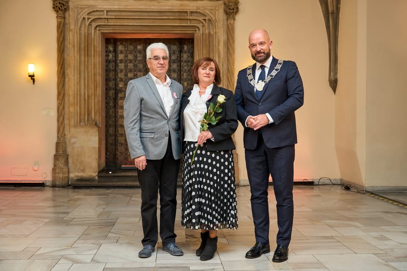 Pary małżeńskie z długoletnim stażem uhonorowane odznaczeniami, uroczystość we wrocławskim ratuszu.