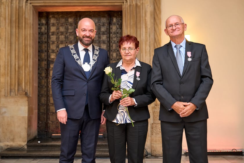 Pary małżeńskie z długoletnim stażem uhonorowane odznaczeniami, uroczystość we wrocławskim ratuszu.