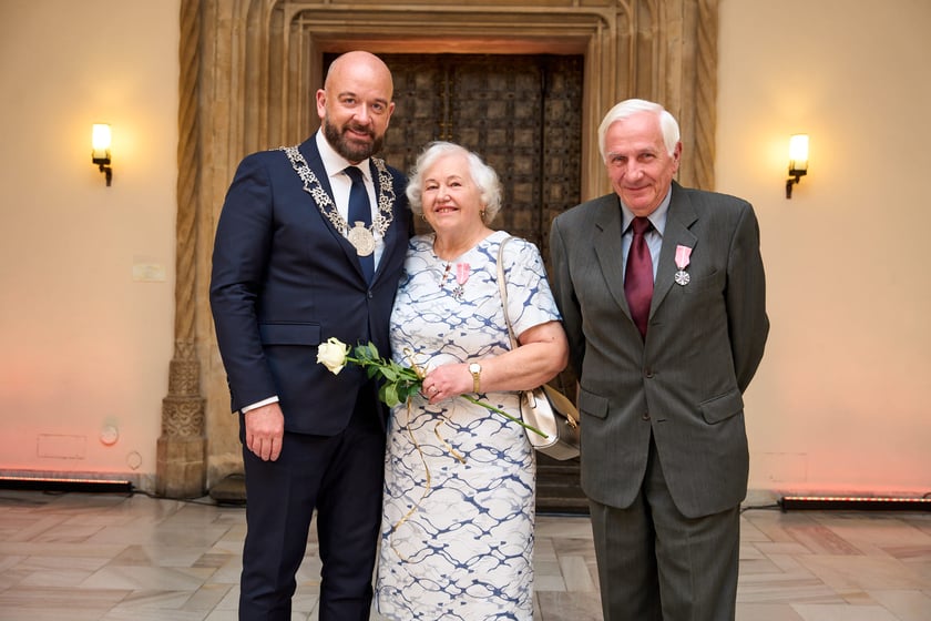 Pary małżeńskie z długoletnim stażem uhonorowane odznaczeniami, uroczystość we wrocławskim ratuszu.