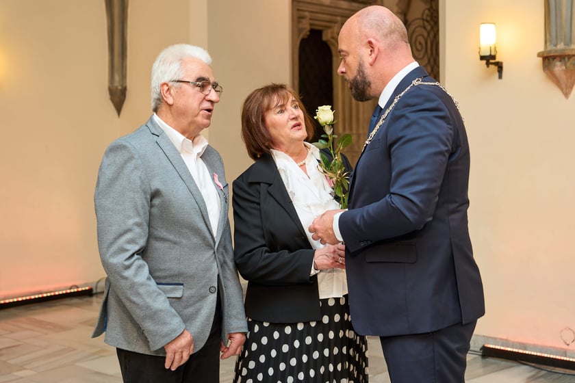 Pary małżeńskie z długoletnim stażem uhonorowane odznaczeniami, uroczystość we wrocławskim ratuszu.