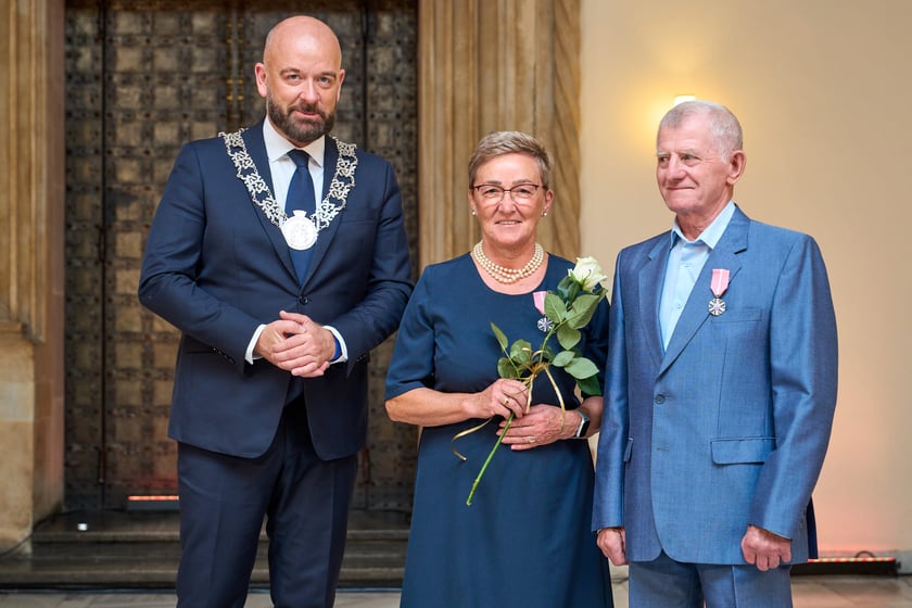 Pary małżeńskie z długoletnim stażem uhonorowane odznaczeniami, uroczystość we wrocławskim ratuszu.