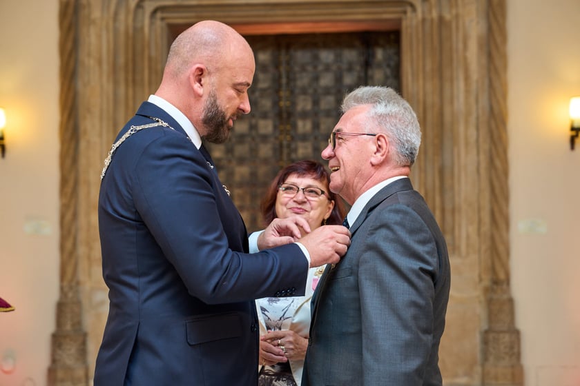 Pary małżeńskie z długoletnim stażem uhonorowane odznaczeniami, uroczystość we wrocławskim ratuszu.