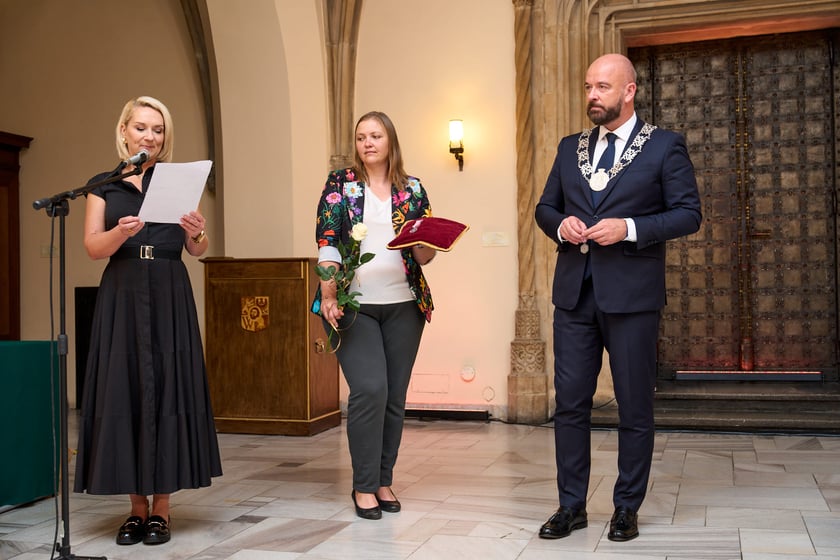 Pary małżeńskie z długoletnim stażem uhonorowane odznaczeniami, uroczystość we wrocławskim ratuszu.
