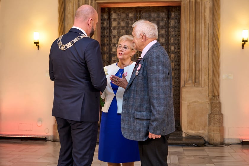 Pary małżeńskie z długoletnim stażem uhonorowane odznaczeniami, uroczystość we wrocławskim ratuszu.