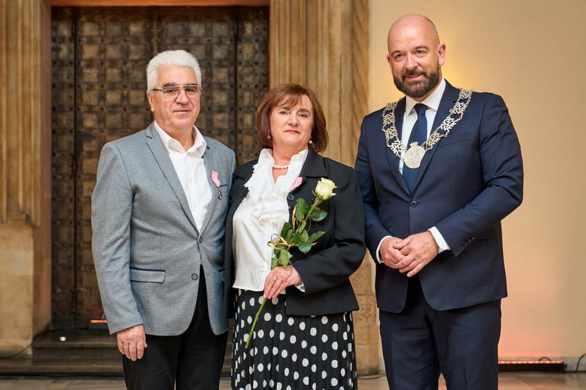 Pary małżeńskie z długoletnim stażem uhonorowane odznaczeniami, uroczystość we wrocławskim ratuszu.