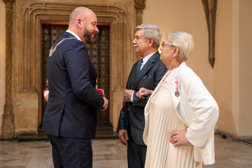 Pary małżeńskie z długoletnim stażem uhonorowane odznaczeniami, uroczystość we wrocławskim ratuszu.