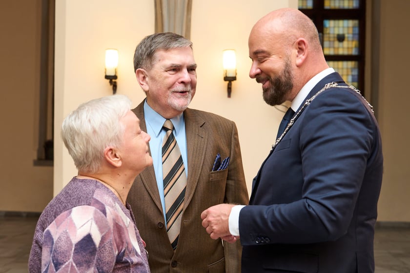 Pary małżeńskie z długoletnim stażem uhonorowane odznaczeniami, uroczystość we wrocławskim ratuszu.