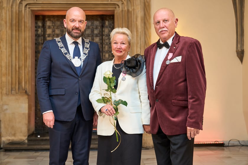 Pary małżeńskie z długoletnim stażem uhonorowane odznaczeniami, uroczystość we wrocławskim ratuszu.