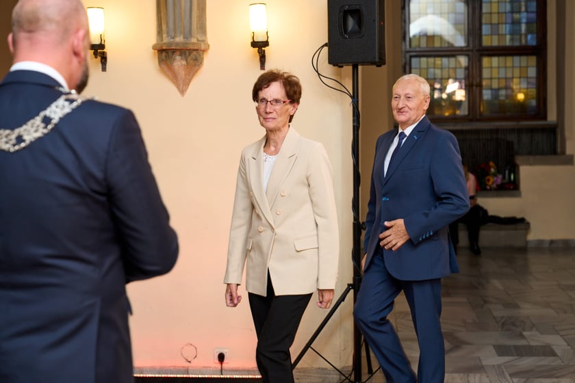 Pary małżeńskie z długoletnim stażem uhonorowane odznaczeniami, uroczystość we wrocławskim ratuszu.