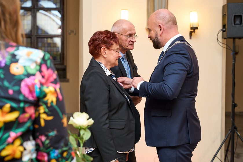 Pary małżeńskie z długoletnim stażem uhonorowane odznaczeniami, uroczystość we wrocławskim ratuszu.