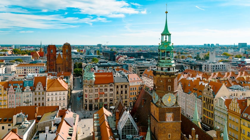Wrocław z drona. Rynek, w tle kości&oacute;ł Marii Magdaleny&nbsp;