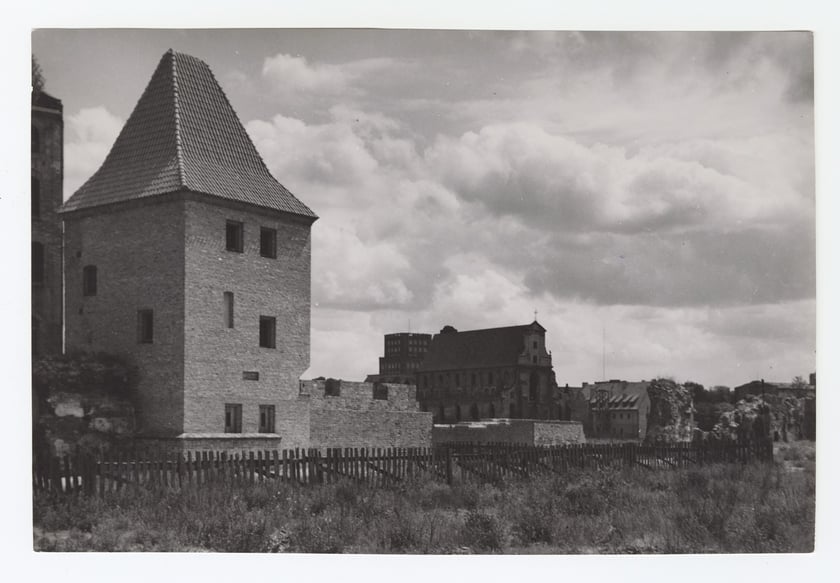 Baszta i mury przy Kraińskiego, odbudowa. 1957/1958.