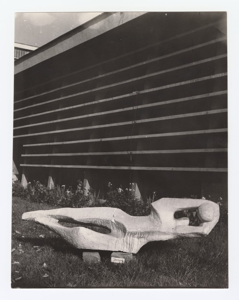 Rzeźba plenerowa Feliksa Kochanowskiego "Bramkarz" przy placu Grunwaldzkim, 1965.