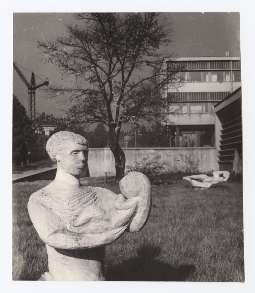 Rzeźba plenerowa Jadwigi Skomorowskiej "Macierzyństwo". Plac Grunwaldzki, 1965.
