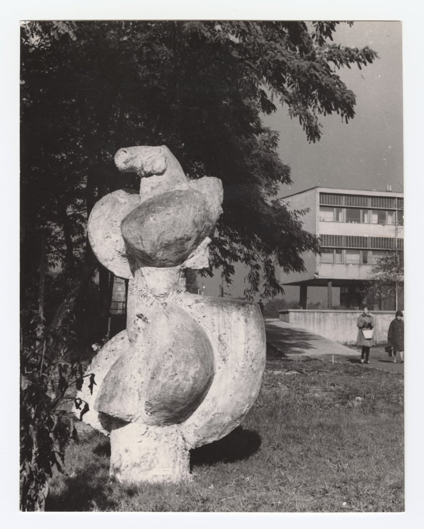 Rzeźba plenerowa Jacka Dworskiego "Koń". Plac Grunwaldzki, 1965.&nbsp;