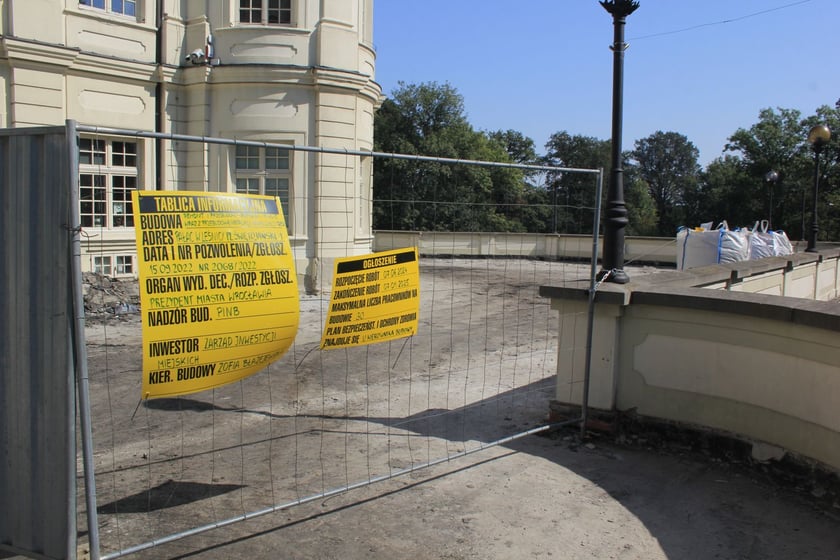Remont zamku w Leśnicy - prace z września 2024 r.