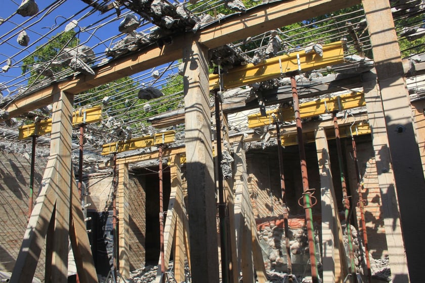 Remont zamku w Leśnicy - prace z września 2024 r.