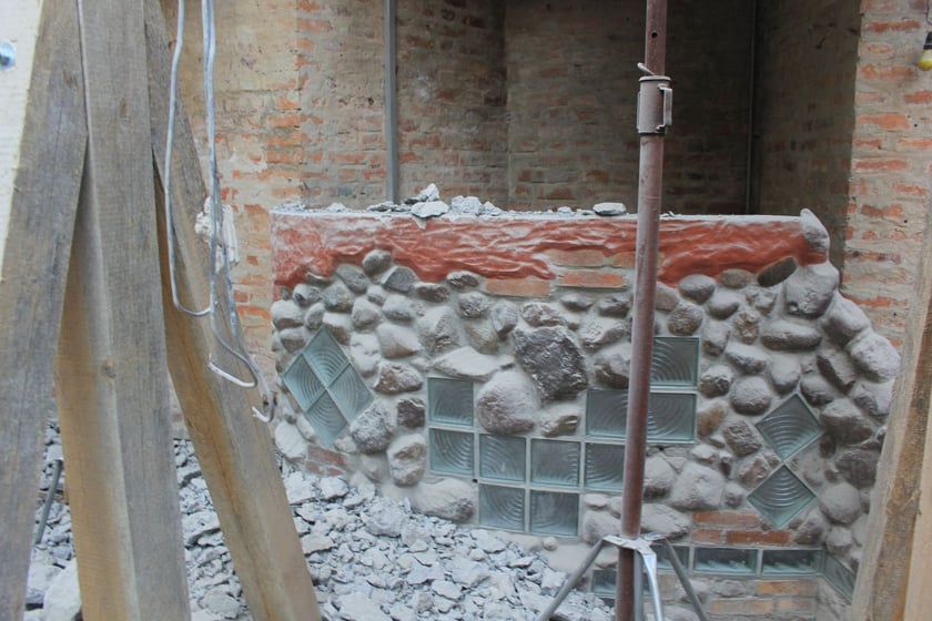Remont zamku w Leśnicy - prace z września 2024 r.