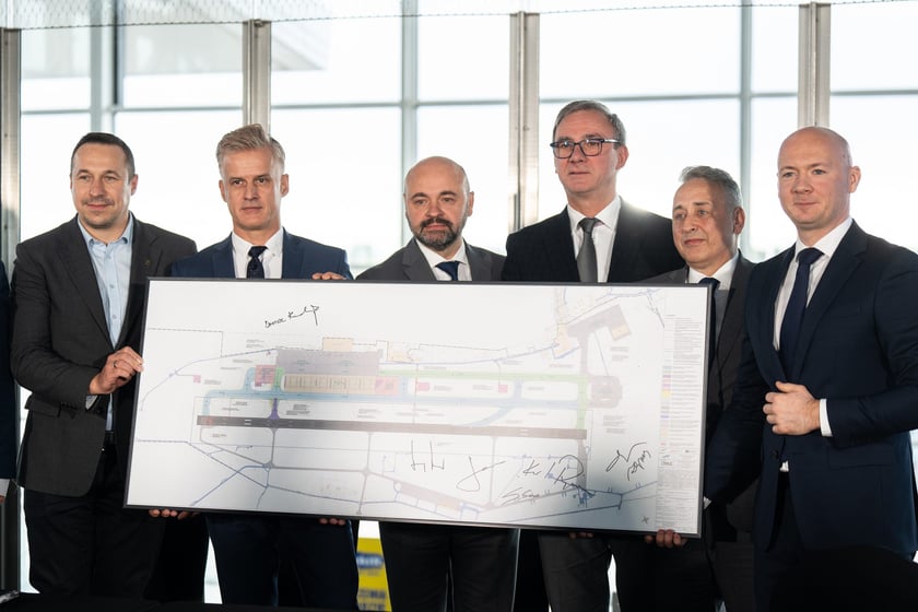 Podpisanie umowy pomiędzy przedstawicielami firm Strabag a Port Lotniczy Wrocław