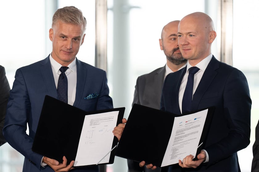 Podpisanie umowy pomiędzy przedstawicielami firm Strabag a Port Lotniczy Wrocław