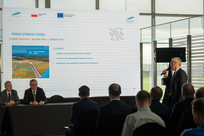 Podpisanie umowy pomiędzy przedstawicielami firm Strabag a Port Lotniczy Wrocław