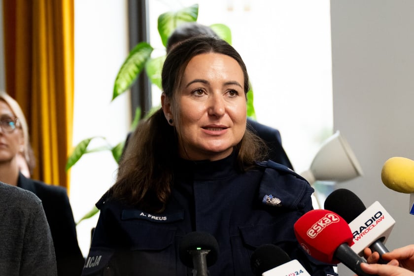 Podkomisarz Aleksandra Freus, Komenda Miejska Policji we Wrocławiu, na konferencji poświęconej dniu Wszystkich Świętych