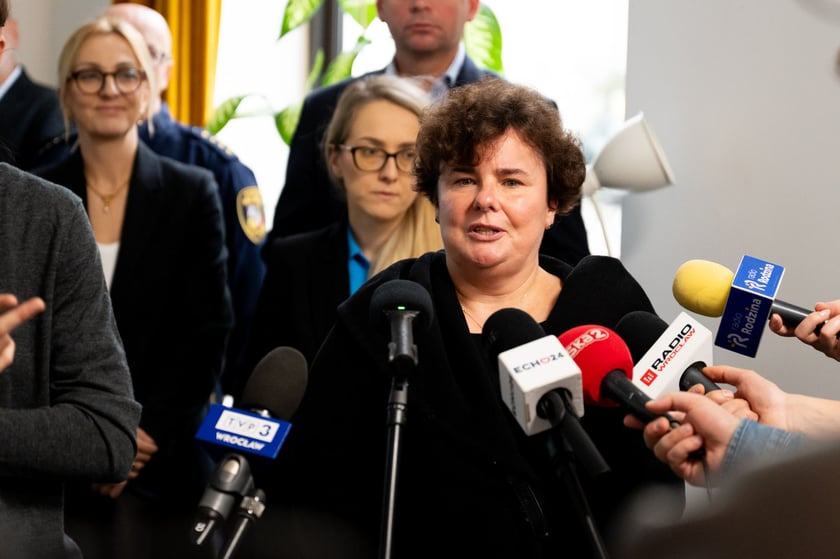 Anna Ciesłowska, dyrektorka Zarządu Cmentarzy Komunalnych we Wrocławiu, na konferencji poświęconej dniu Wszystkich Świętych