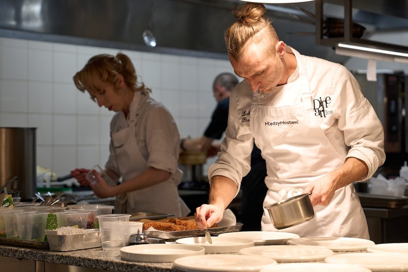 Łukasz Budzik, laureat Kulinarnego Grand Prix Wrocławia, szef kuchni restauracji Miedzy Mostami przy pracy