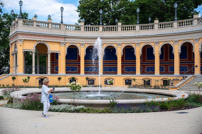 Odrestaurowana loggia i fontanna przed nią w 2024 roku&nbsp;