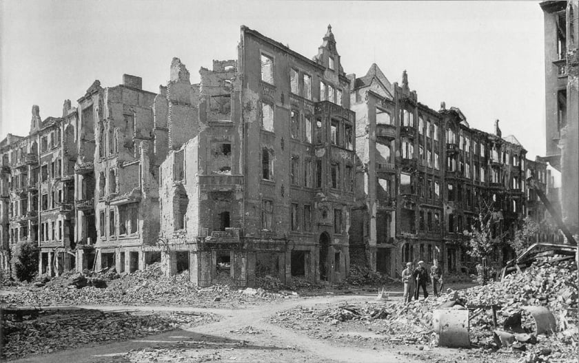 1945 , Skrzyżowanie ulic Komandorskiej i Sanockiej w 1945 roku. Tego skrzyżowania częściowo już nie ma (jeśli ktoś wie, gdzie są na ul.Komandorskiej tory tramwajowe "wchodzące" w budynek to to jest właśnie tam. Żaden z widocznych na zdjęciu budynków obecnie nie istnieje. Widok na południowy zachód - Piotr Herba
