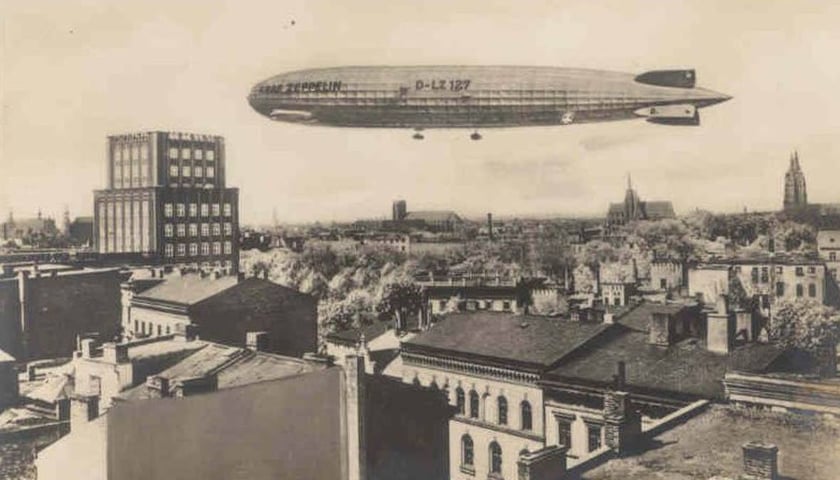Przed 1945 r. obszar obecnego pl. Społecznego zabudowany był kamienicami. Prawie wszystkie ich pozostałości rozebrano w latach 50.