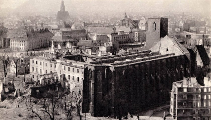 Biblioteka Uniwersytecka na Piasku. Widok z wieży kolegiaty Świętego Krzyża i św. Bartłomieja.