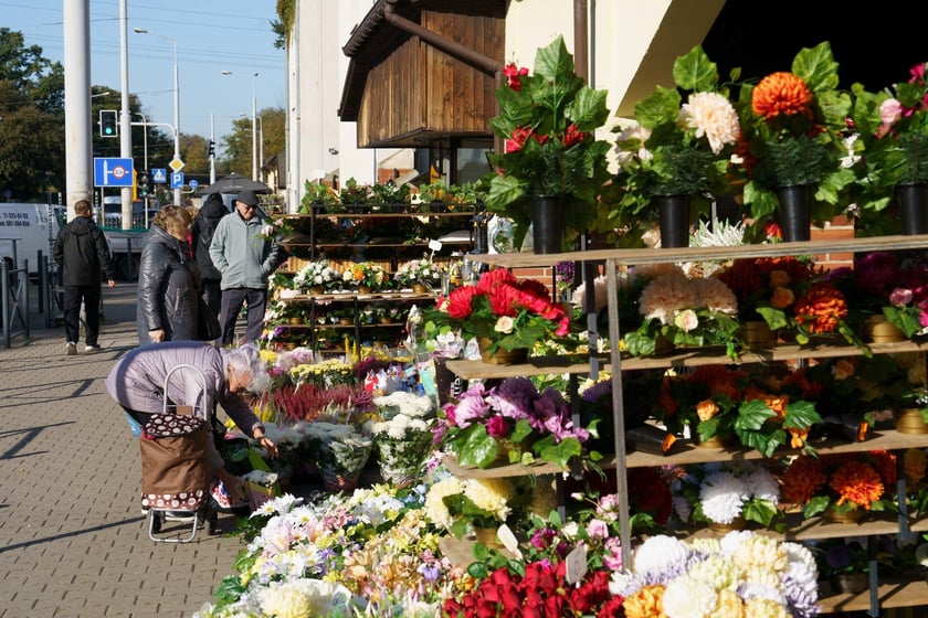 Wszystkich Świętych 2024, cmentarz na Osobowicach, ceny zniczy i stroików