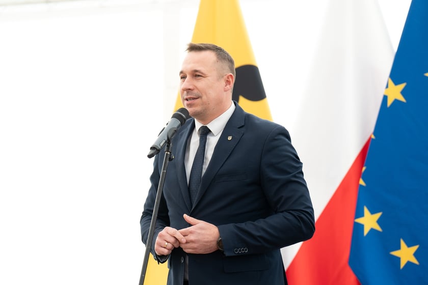 Uroczystość wmurowania kamienia węgielnego pod nowy szpital onkologiczny we Wrocławiu. Marszałek Wojew&oacute;dztwa Dolnośląskiego Paweł Gancarz