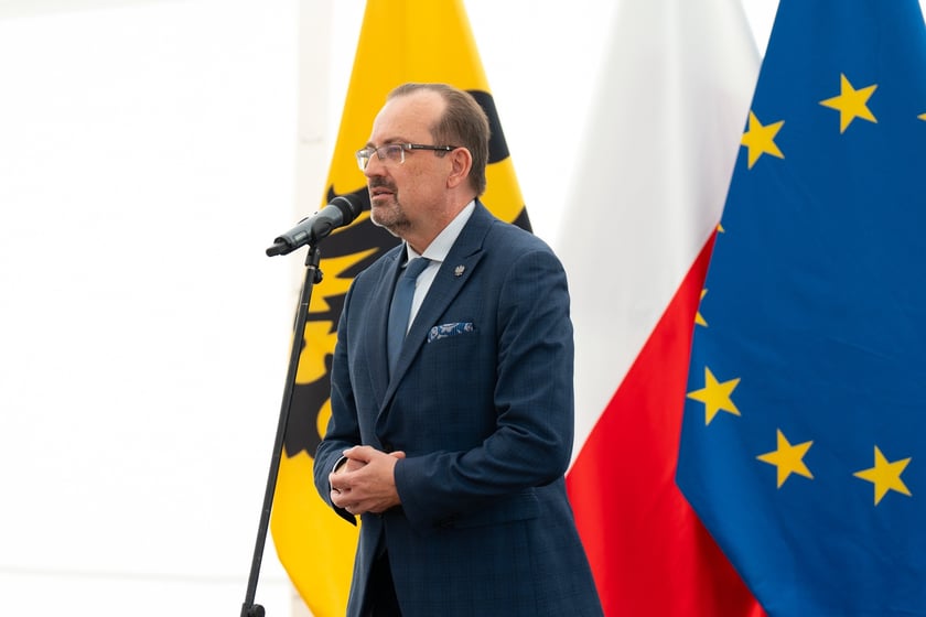 Uroczystość wmurowania kamienia węgielnego pod nowy szpital onkologiczny we Wrocławiu. Wojewoda Maciej Awiżeń