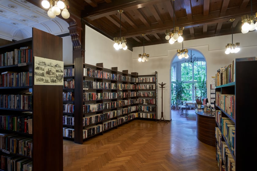 Biblioteka przy Jesiennej (Krzyki-Partynice) jesienią 2023 roku