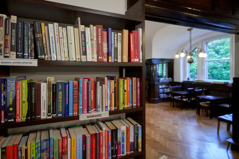 Biblioteka przy Jesiennej (Krzyki-Partynice) jesienią 2023 roku