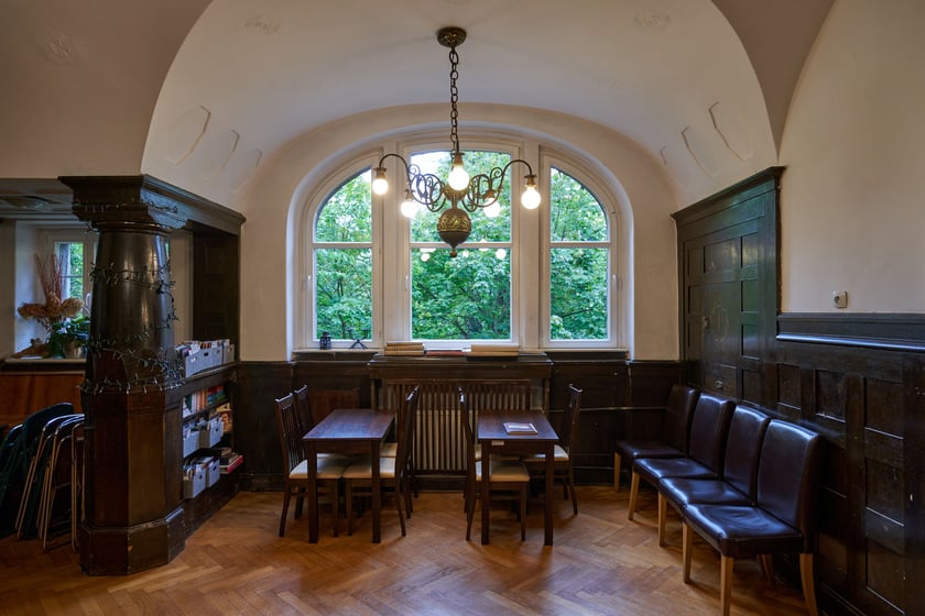 Biblioteka przy Jesiennej (Krzyki-Partynice) jesienią 2023 roku