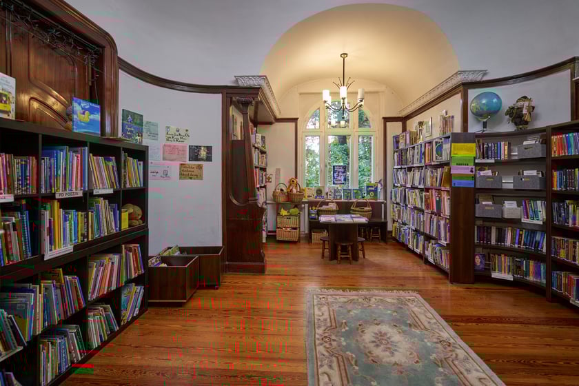 Biblioteka przy Jesiennej (Krzyki-Partynice) jesienią 2023 roku