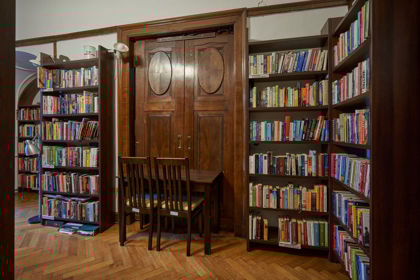 Biblioteka przy Jesiennej (Krzyki-Partynice) jesienią 2023 roku