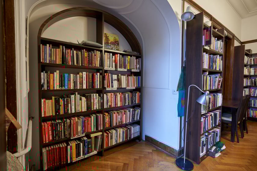 Biblioteka przy Jesiennej (Krzyki-Partynice) jesienią 2023 roku