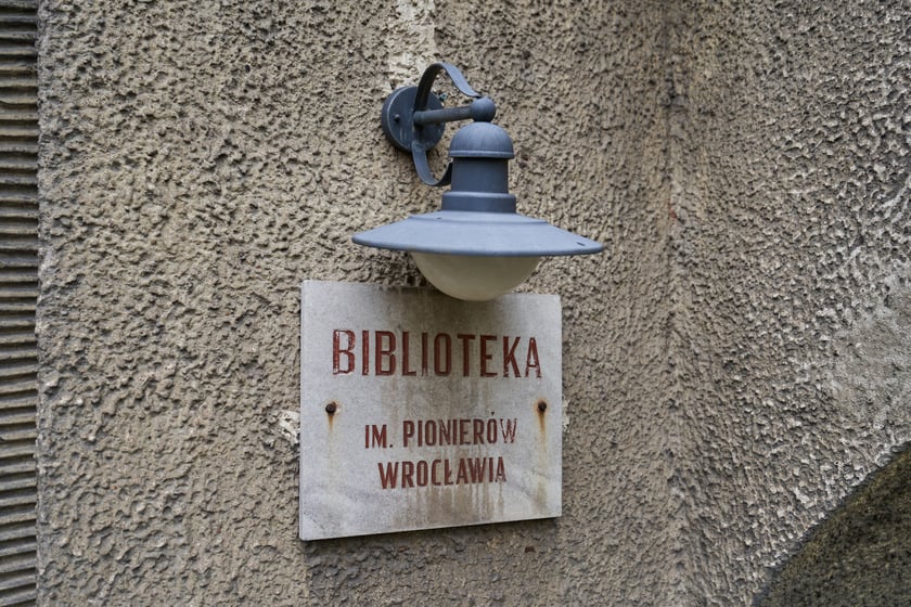 Biblioteka przy Jesiennej (Krzyki-Partynice) jesienią 2023 roku