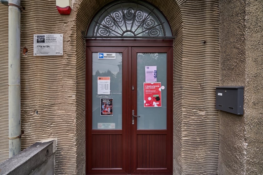 Biblioteka przy Jesiennej (Krzyki-Partynice) jesienią 2023 roku