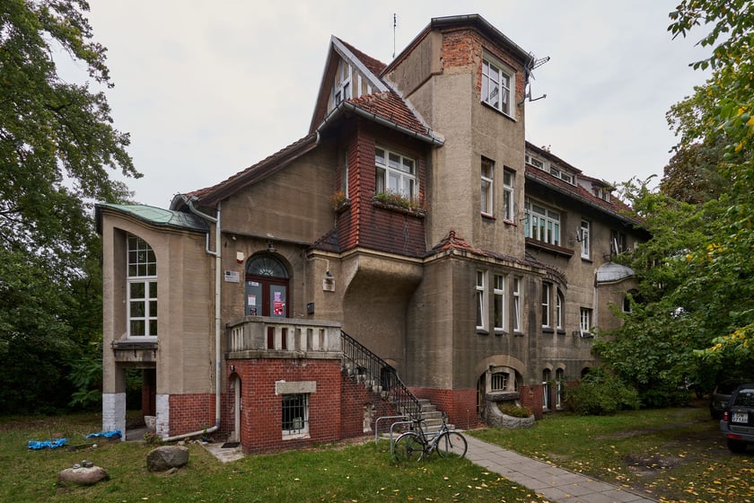Biblioteka przy Jesiennej (Krzyki-Partynice) jesienią 2023 roku